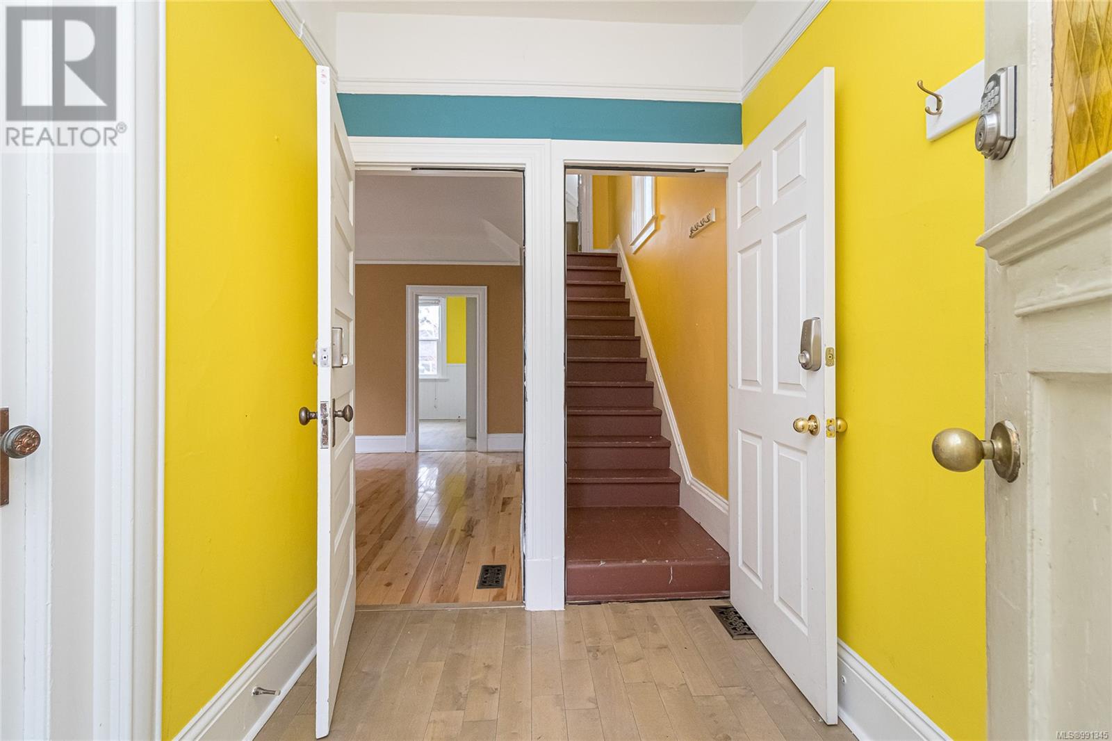 Property at 146 Simcoe St image 3