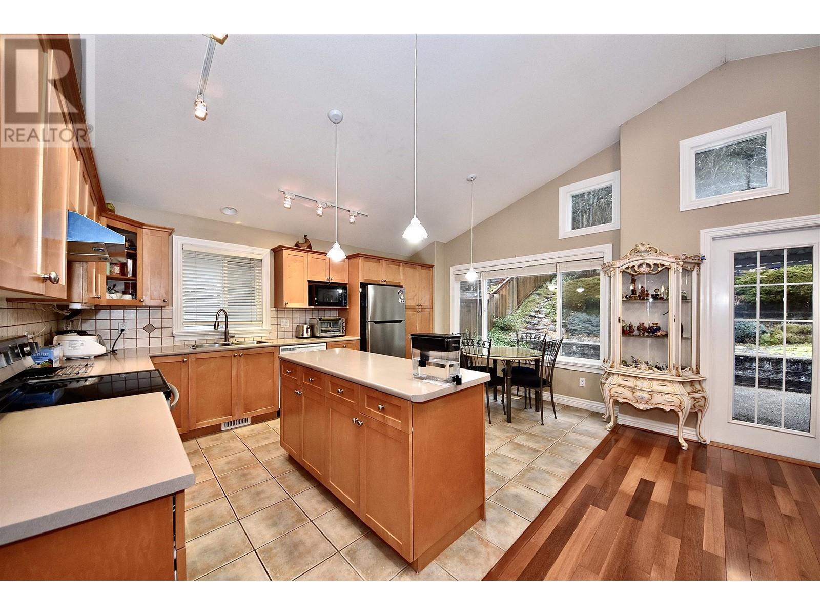 Property at 3035 MAPLEWOOD COURT image 5