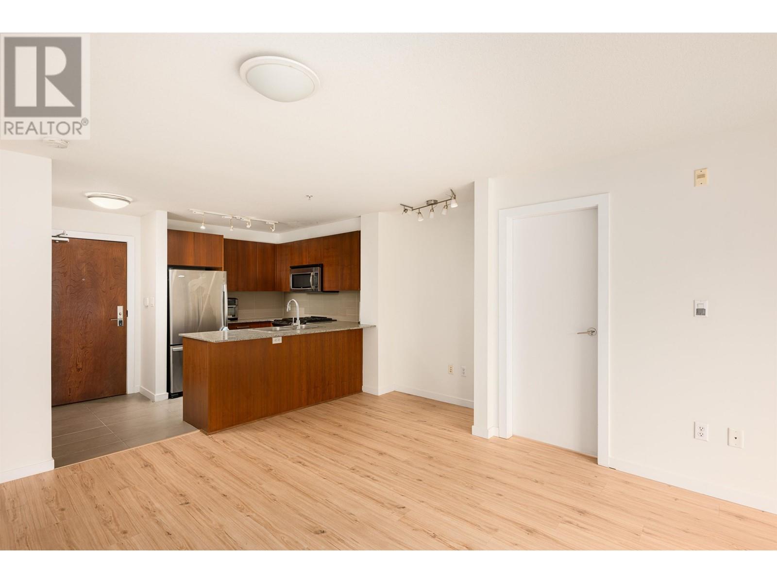 Listing Picture 7 of 32 : 103 5775 IRMIN STREET, Burnaby / 本拿比 - 魯藝地產 Yvonne Lu Group - MLS Medallion Club Member