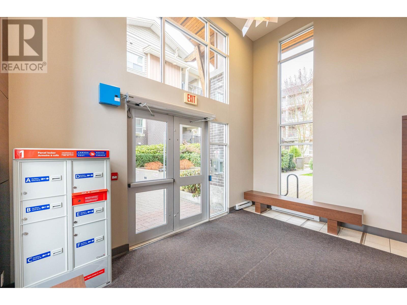 Listing Picture 3 of 32 : 103 5775 IRMIN STREET, Burnaby / 本拿比 - 魯藝地產 Yvonne Lu Group - MLS Medallion Club Member