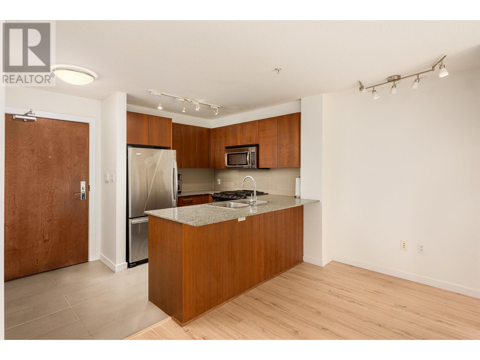 Listing Picture 8 of 32 : 103 5775 IRMIN STREET, Burnaby / 本拿比 - 魯藝地產 Yvonne Lu Group - MLS Medallion Club Member