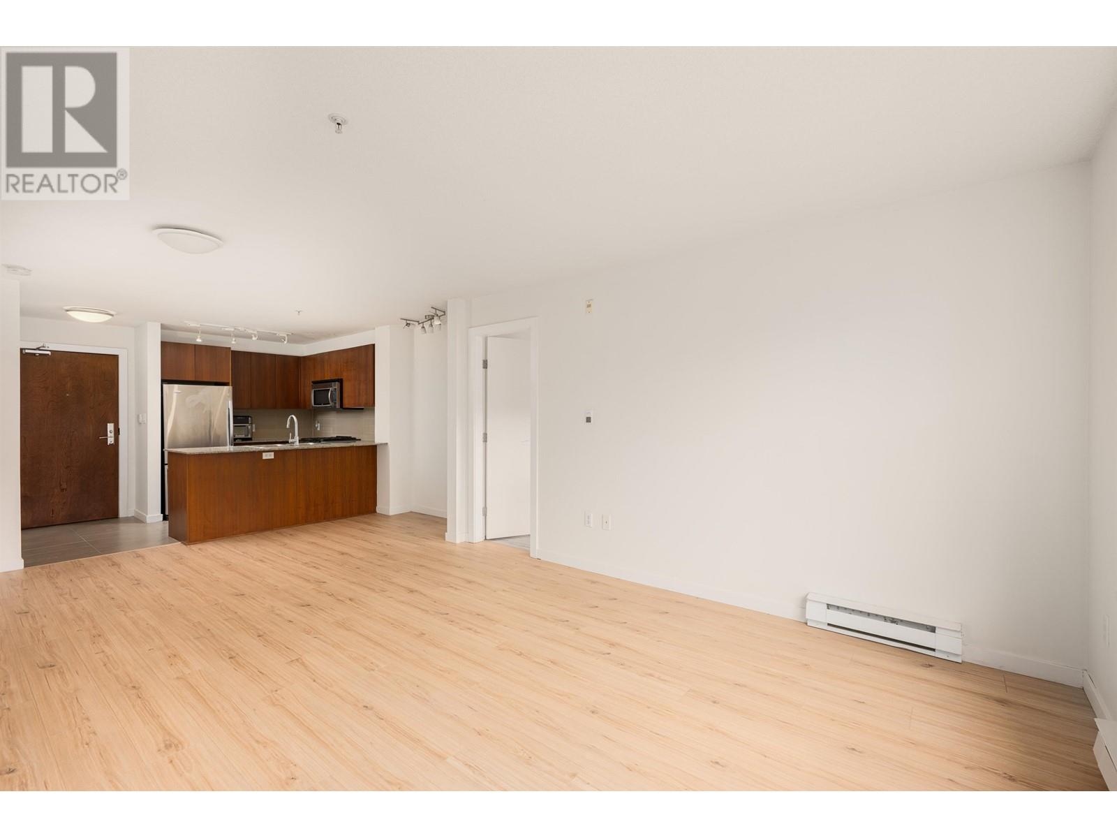 Listing Picture 4 of 32 : 103 5775 IRMIN STREET, Burnaby / 本拿比 - 魯藝地產 Yvonne Lu Group - MLS Medallion Club Member