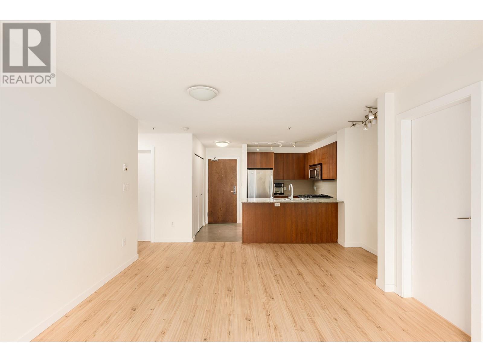 Listing Picture 14 of 32 : 103 5775 IRMIN STREET, Burnaby / 本拿比 - 魯藝地產 Yvonne Lu Group - MLS Medallion Club Member