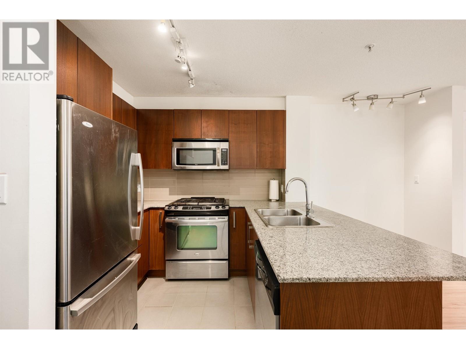Listing Picture 10 of 32 : 103 5775 IRMIN STREET, Burnaby / 本拿比 - 魯藝地產 Yvonne Lu Group - MLS Medallion Club Member