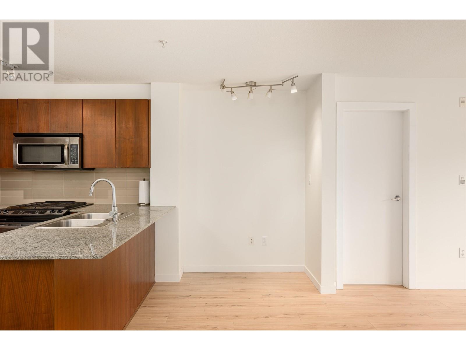 Listing Picture 13 of 32 : 103 5775 IRMIN STREET, Burnaby / 本拿比 - 魯藝地產 Yvonne Lu Group - MLS Medallion Club Member