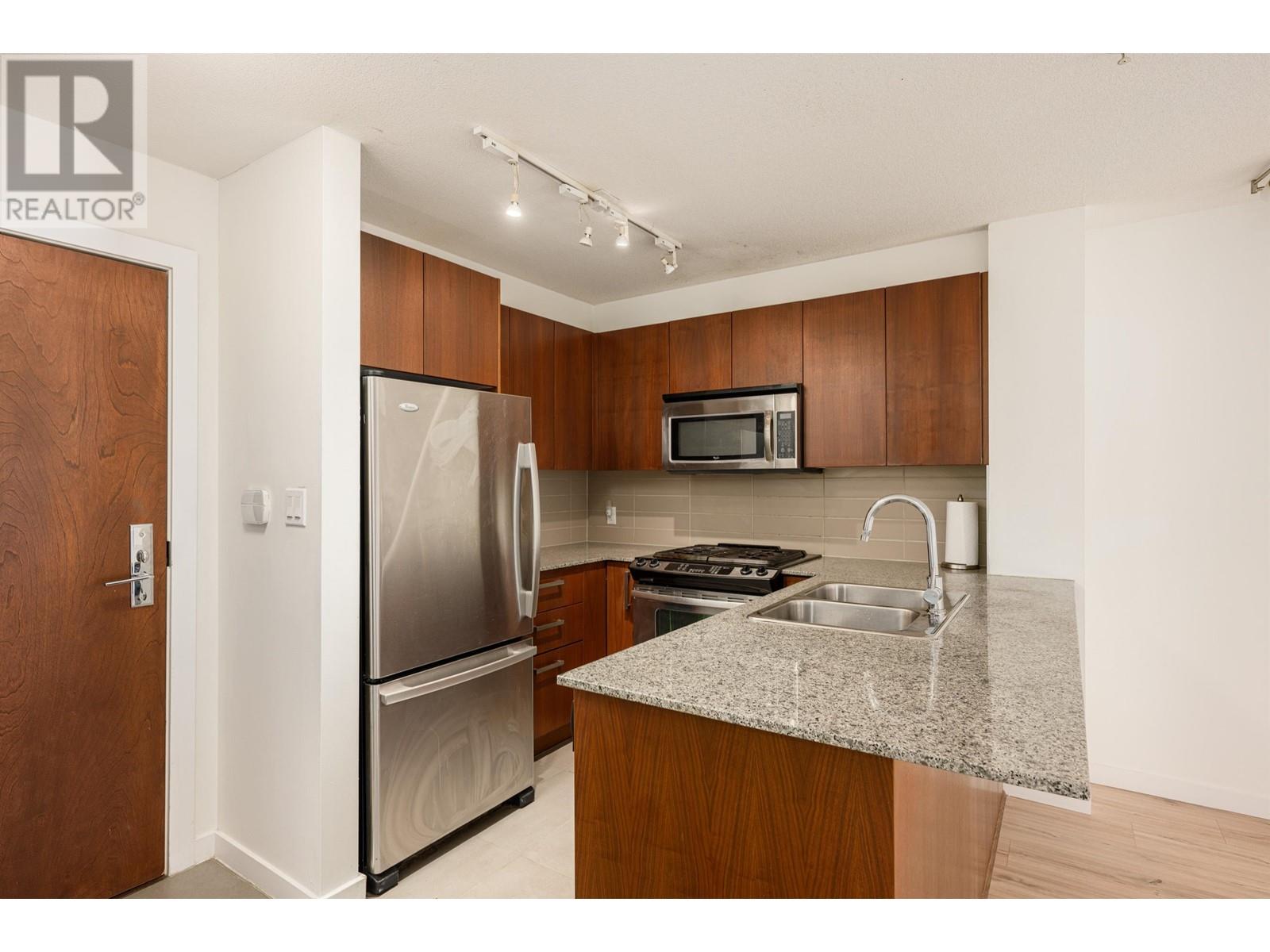 Listing Picture 12 of 32 : 103 5775 IRMIN STREET, Burnaby / 本拿比 - 魯藝地產 Yvonne Lu Group - MLS Medallion Club Member