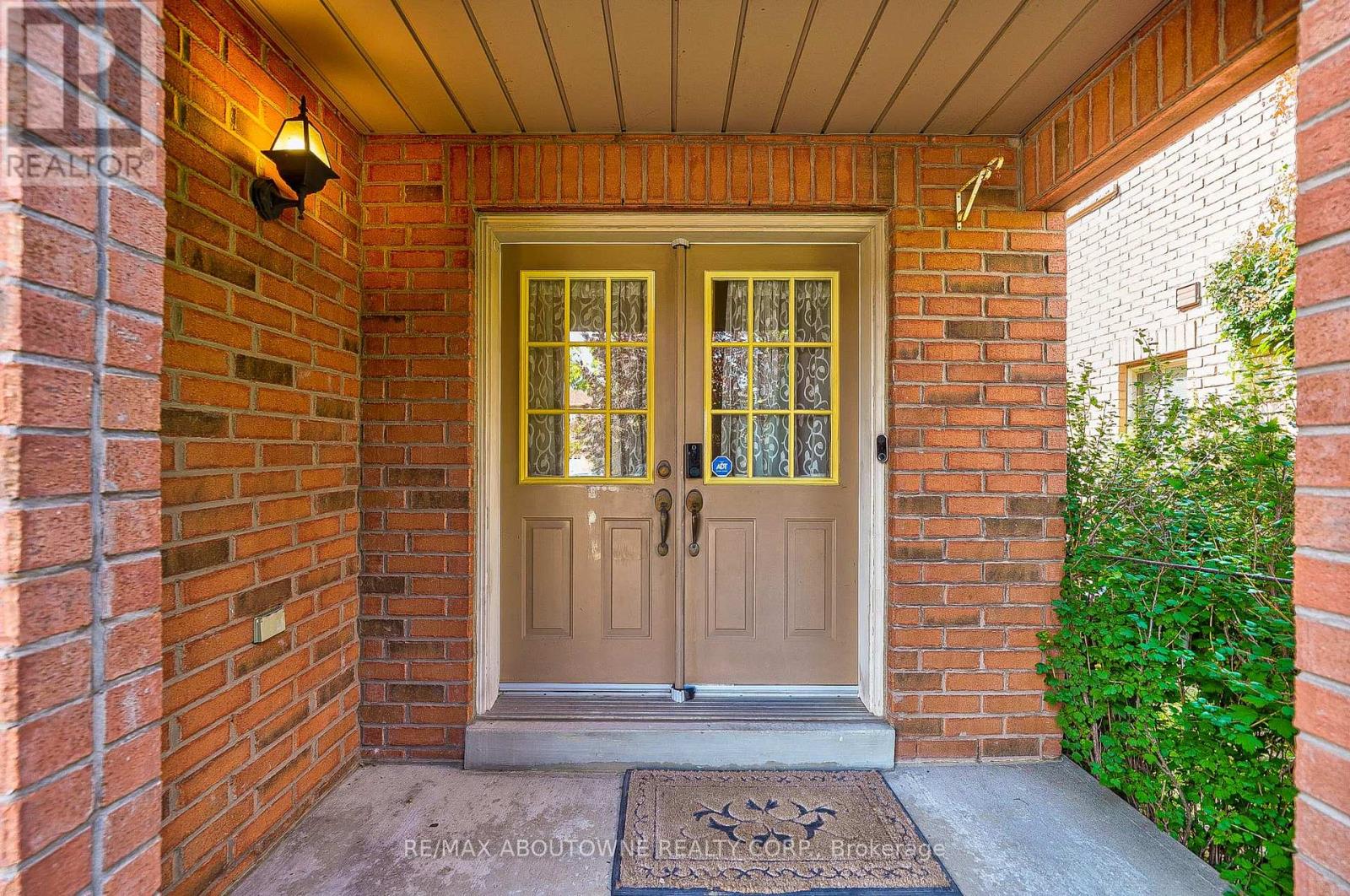 Property at 6098 ROWERS CRESCENT image 2