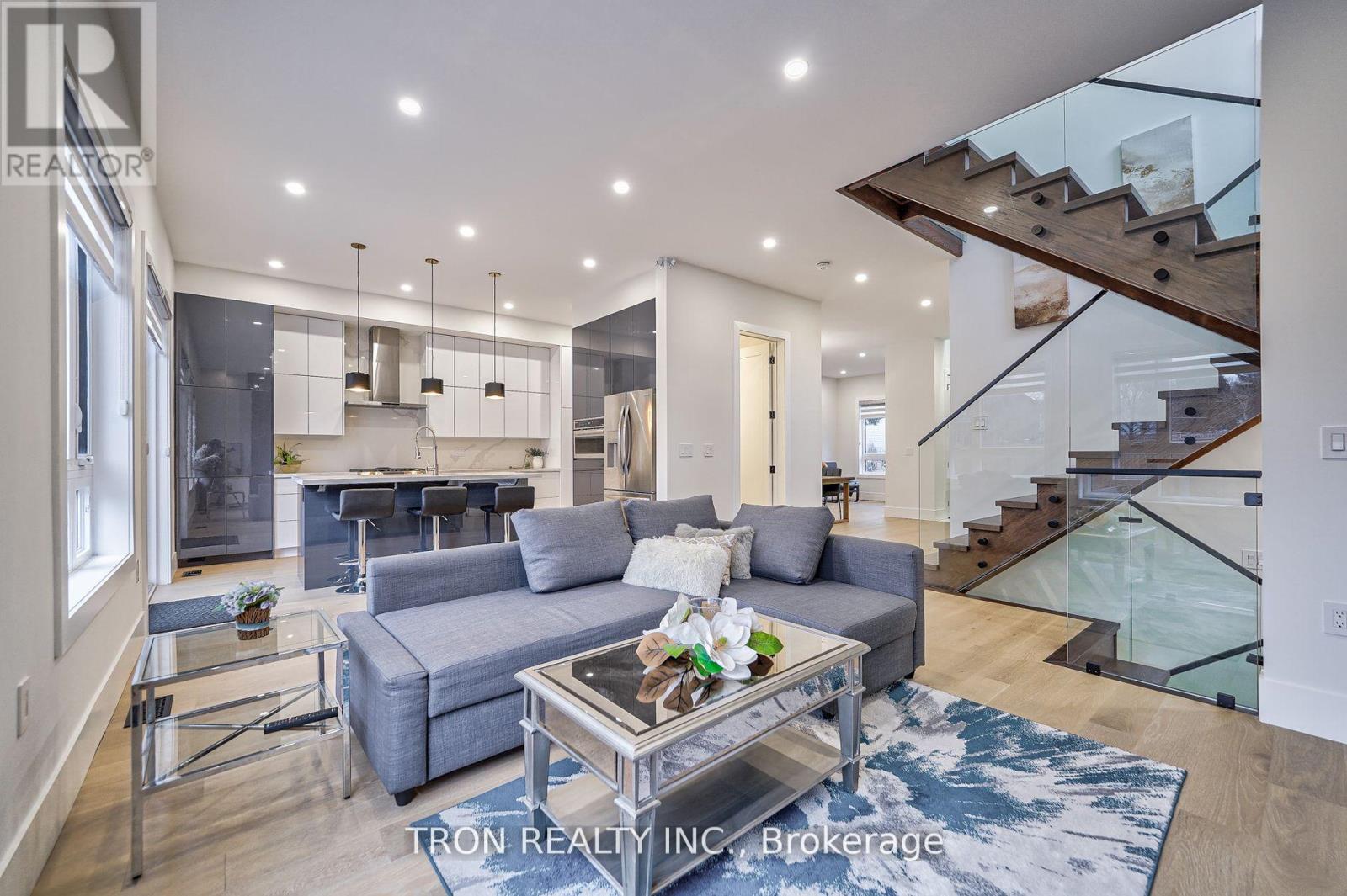 38 Uno Drive, Toronto, Ontario  M8Z 3N8 - Photo 11 - W12012155