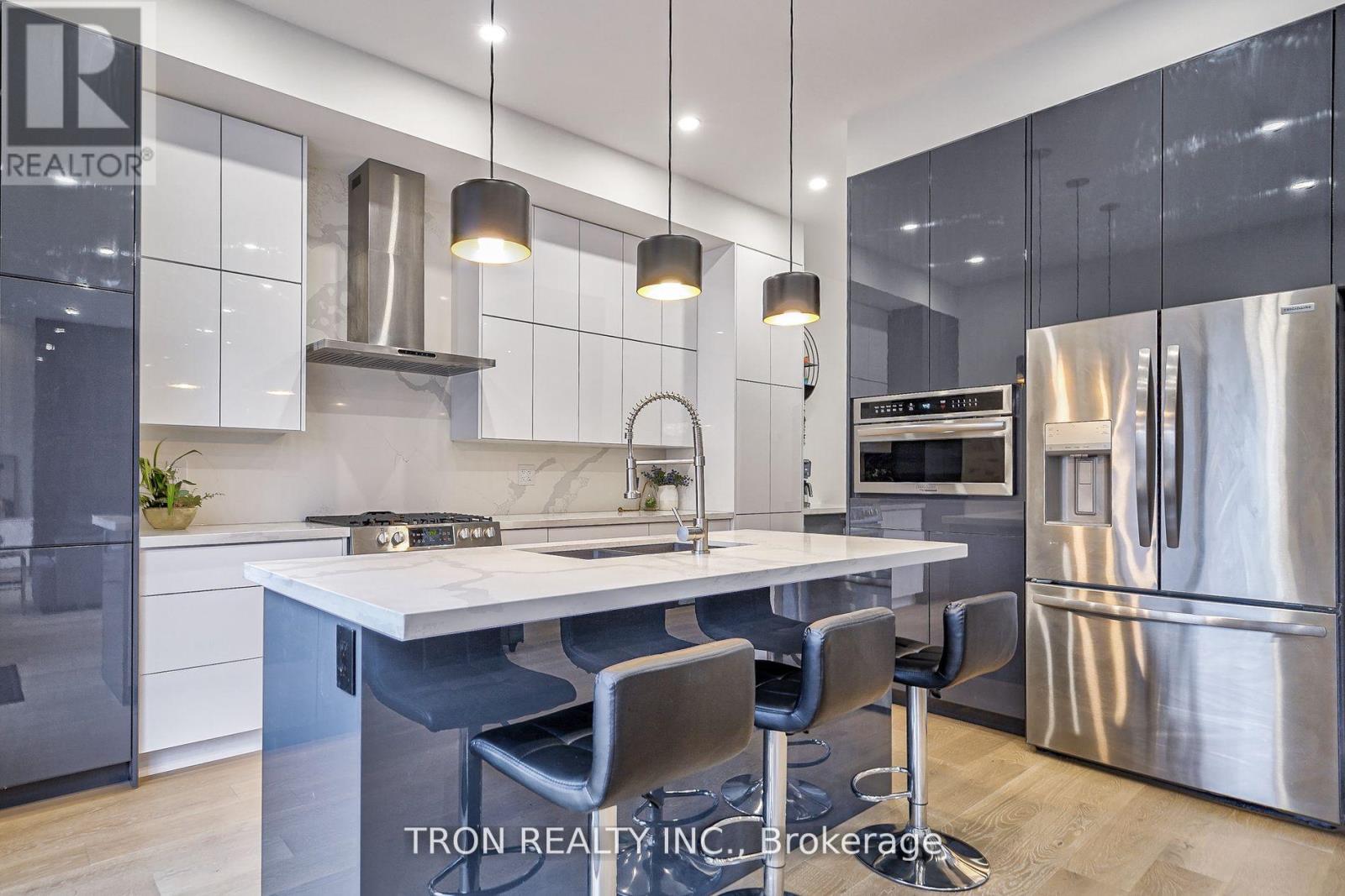 38 Uno Drive, Toronto, Ontario  M8Z 3N8 - Photo 13 - W12012155