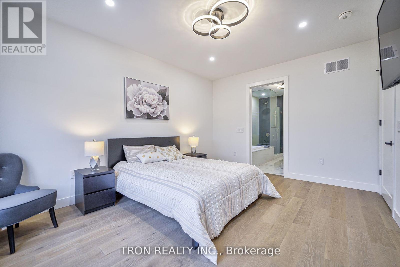 38 Uno Drive, Toronto, Ontario  M8Z 3N8 - Photo 16 - W12012155