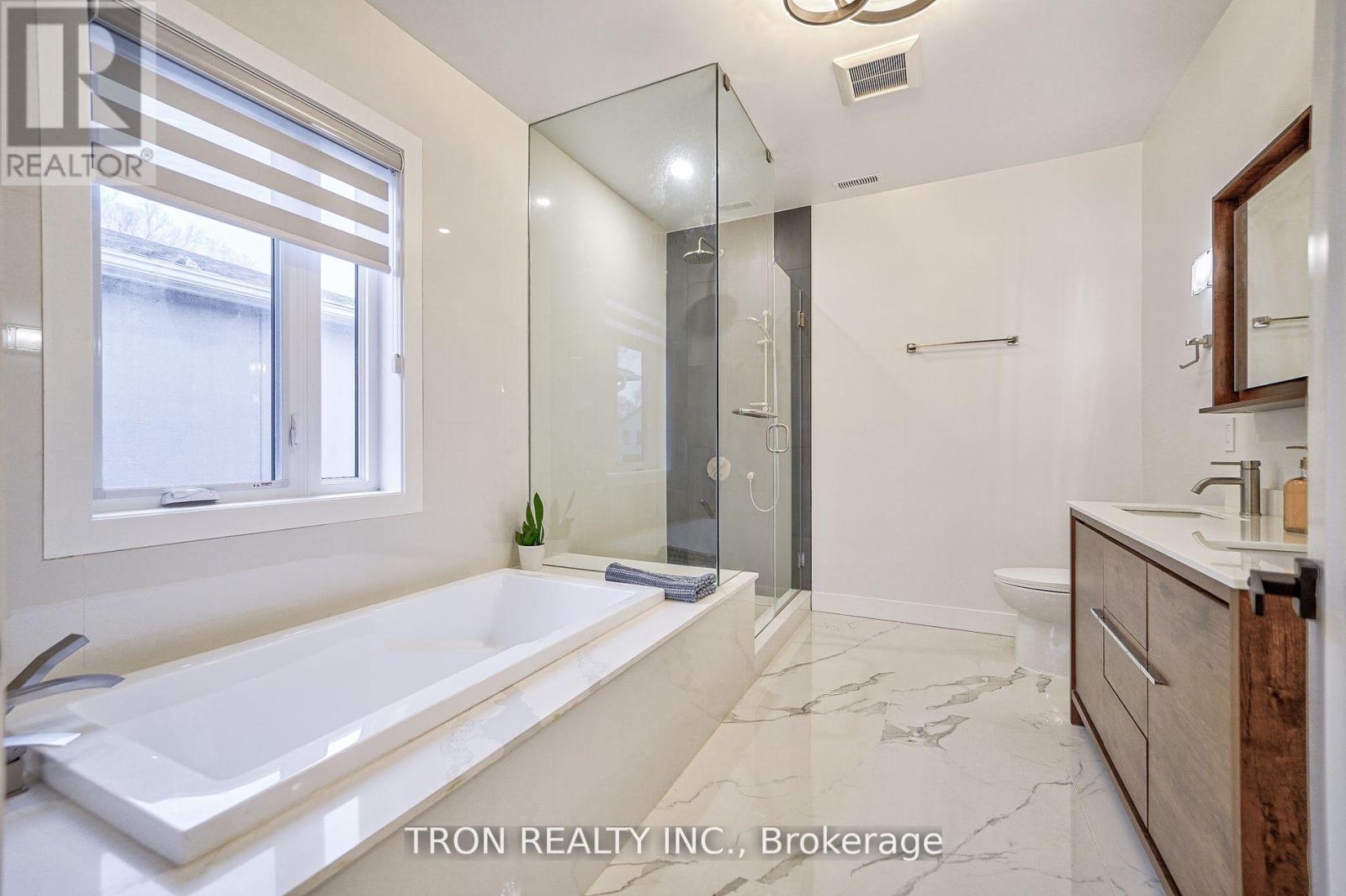 38 Uno Drive, Toronto, Ontario  M8Z 3N8 - Photo 17 - W12012155