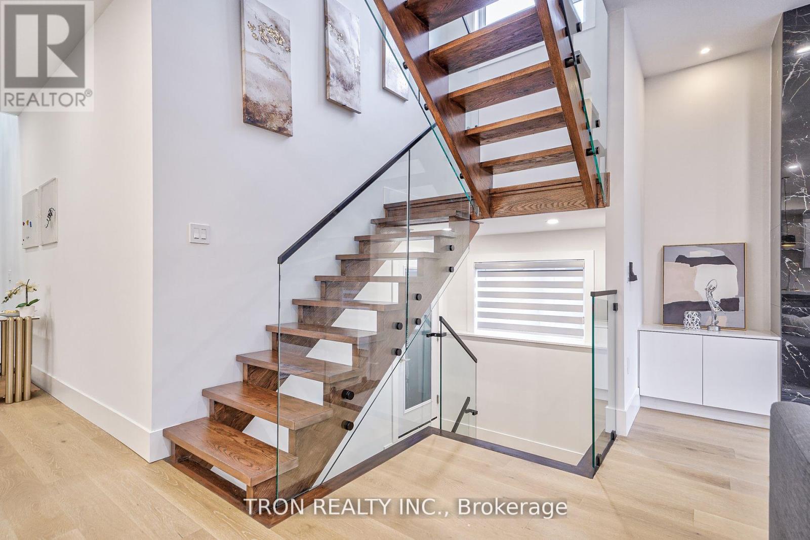 38 Uno Drive, Toronto, Ontario  M8Z 3N8 - Photo 7 - W12012155