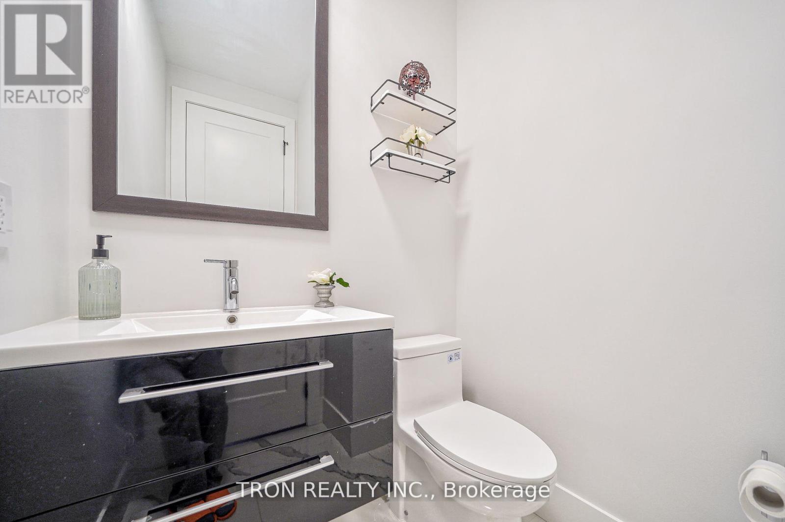 38 Uno Drive, Toronto, Ontario  M8Z 3N8 - Photo 8 - W12012155