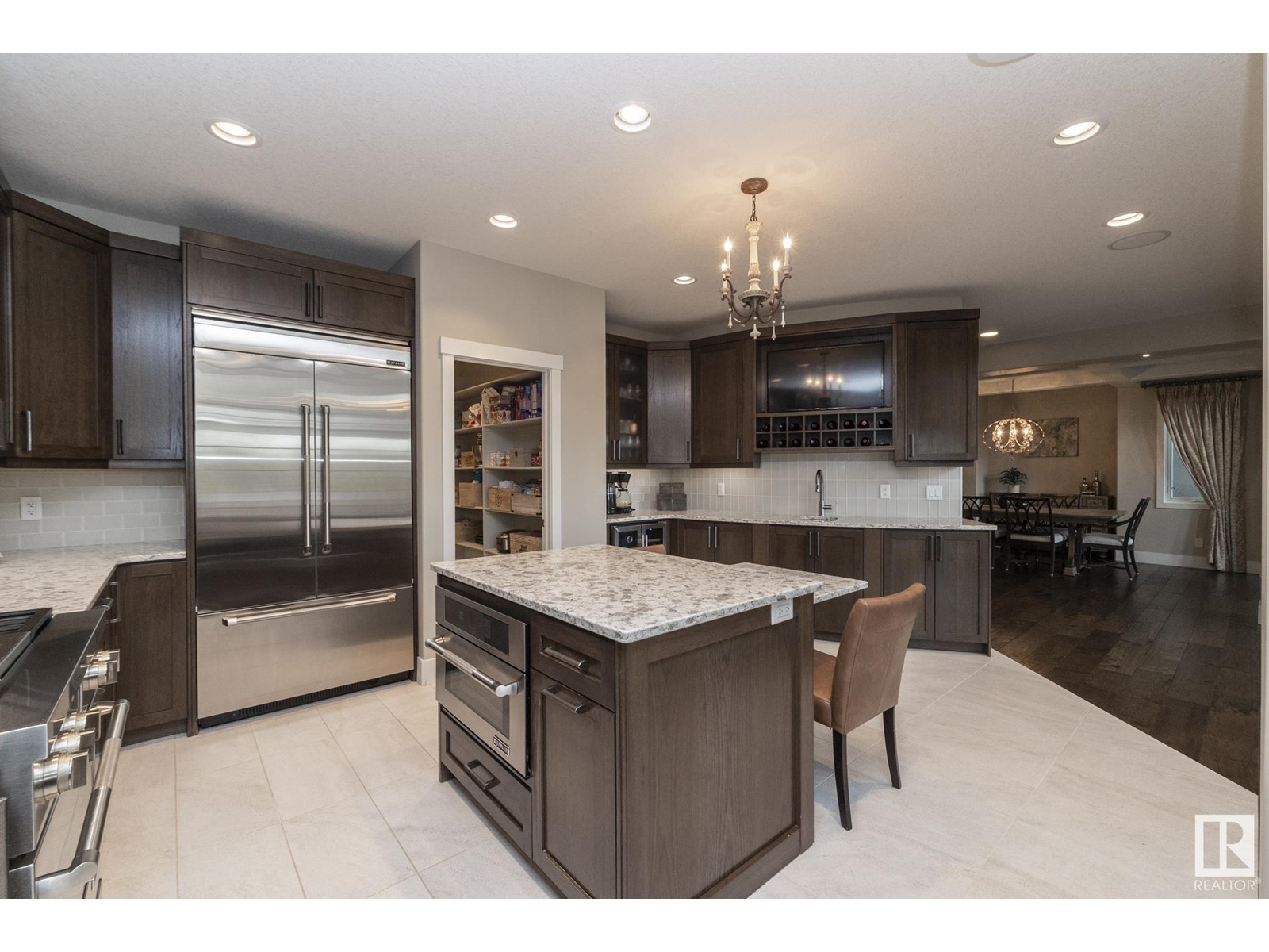 Property at 605 HOWATT DR SW image 3