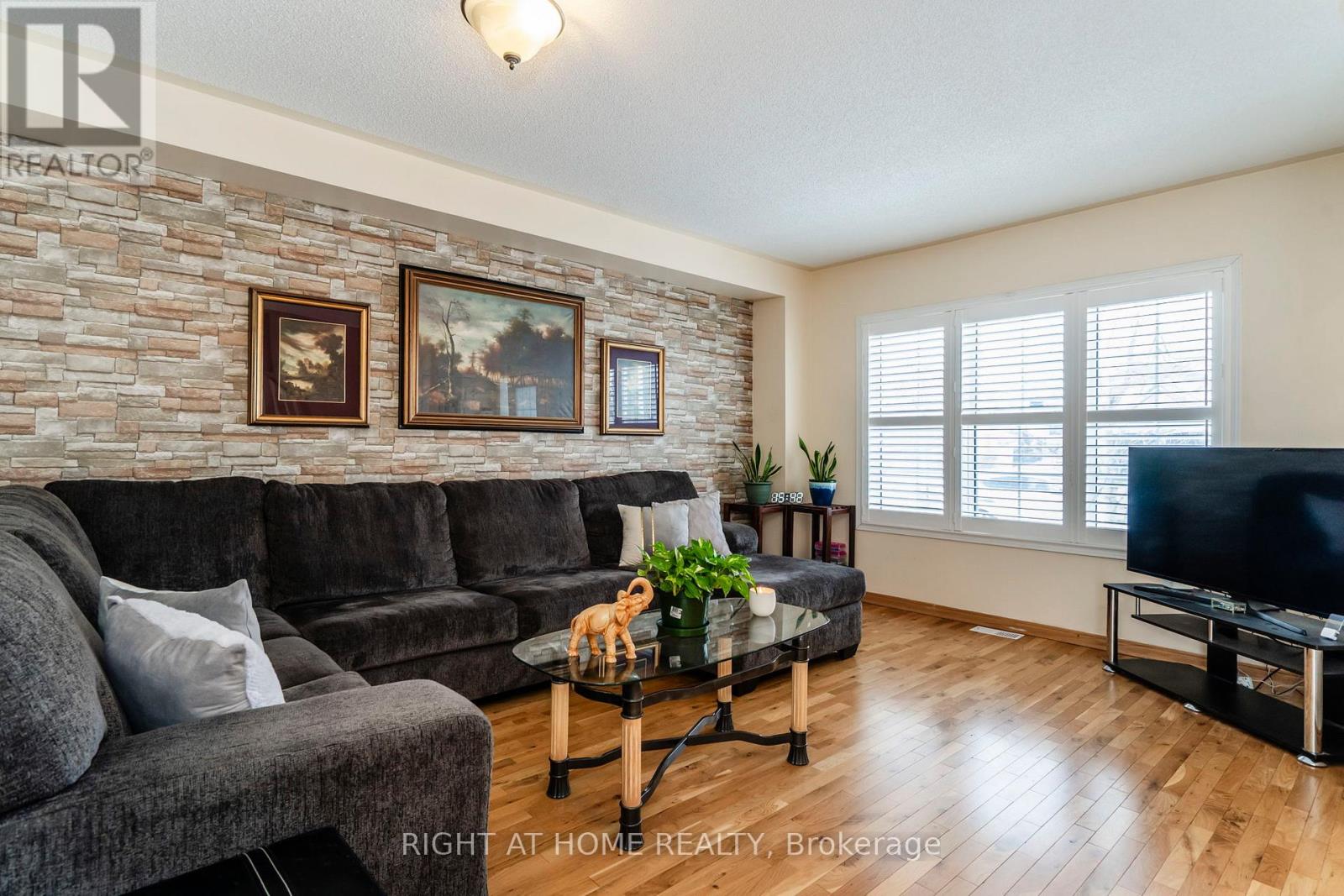 Property at 14 GOLD PARK GATE image 4