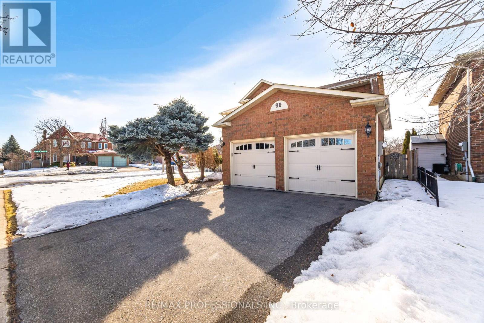 90 Burgby Avenue, Brampton, Ontario  L6X 3A4 - Photo 4 - W12012400