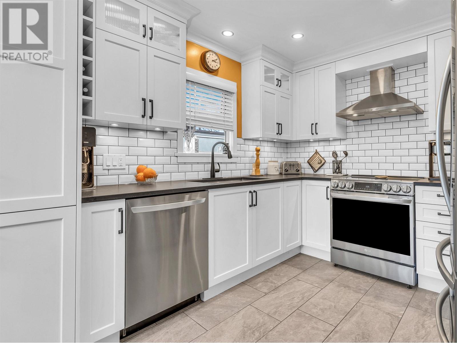 16 888 W 16th Street, North Vancouver, British Columbia  V7P 1R3 - Photo 1 - R2976187