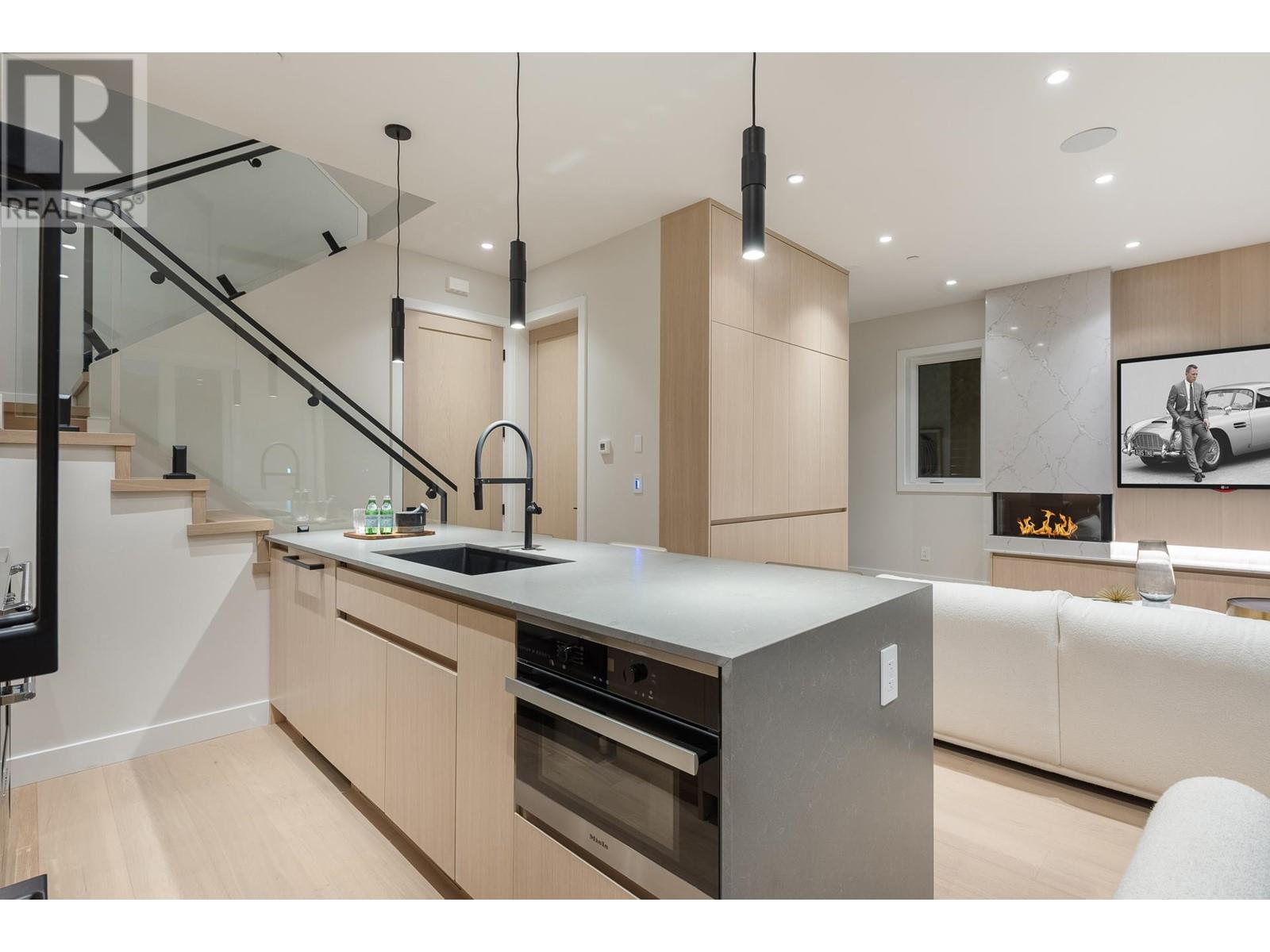 2 3674 Oxford Street, Vancouver, British Columbia  V5K 1P3 - Photo 8 - R2973792