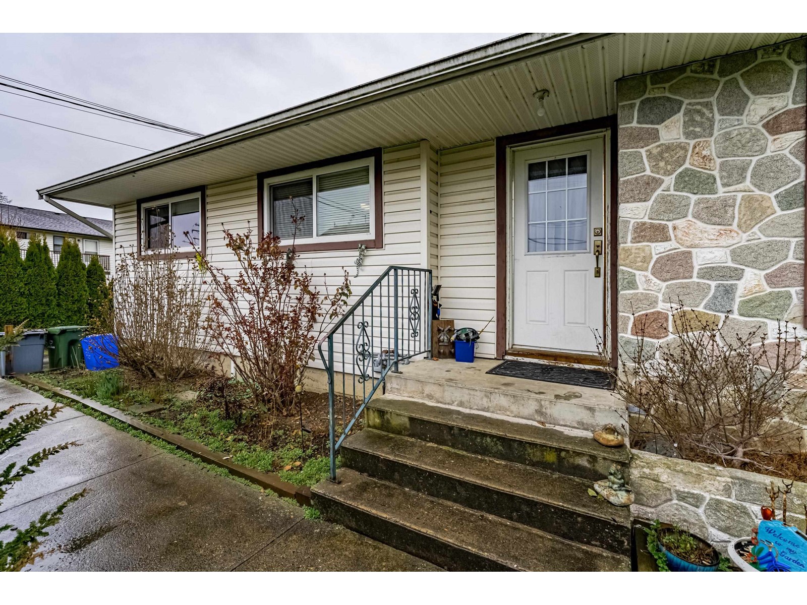 45649 Storey Avenue, Sardis West Vedder, Chilliwack, British Columbia  V2R 4E6 - Photo 4 - R2975764