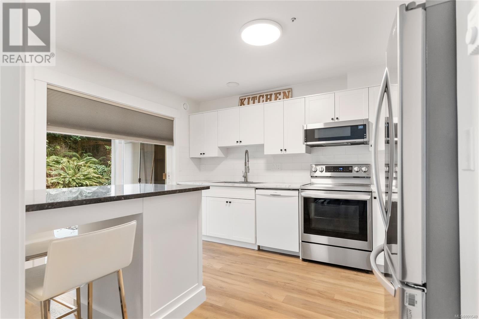 Property at 5274 Arbour Cres image 4