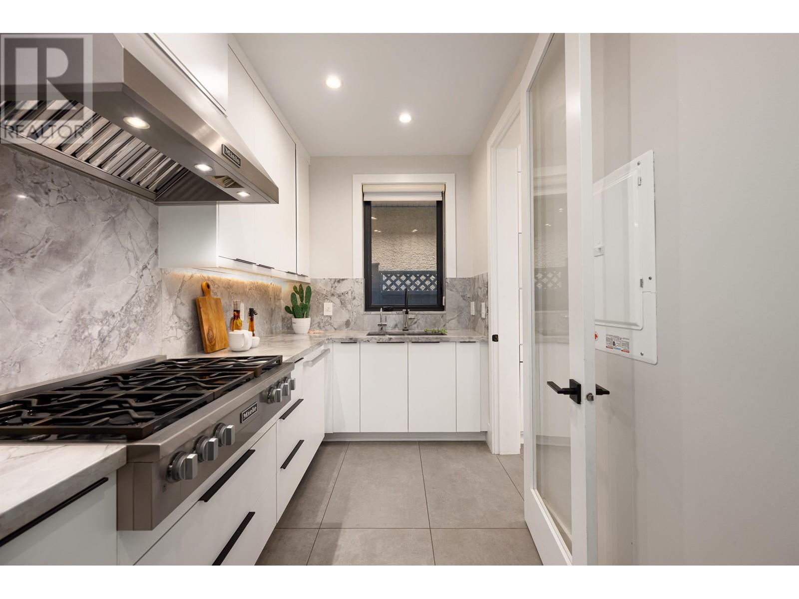 Listing Picture 21 of 40 : 8411 SUNNYWOOD DRIVE, Richmond / 烈治文 - 魯藝地產 Yvonne Lu Group - MLS Medallion Club Member
