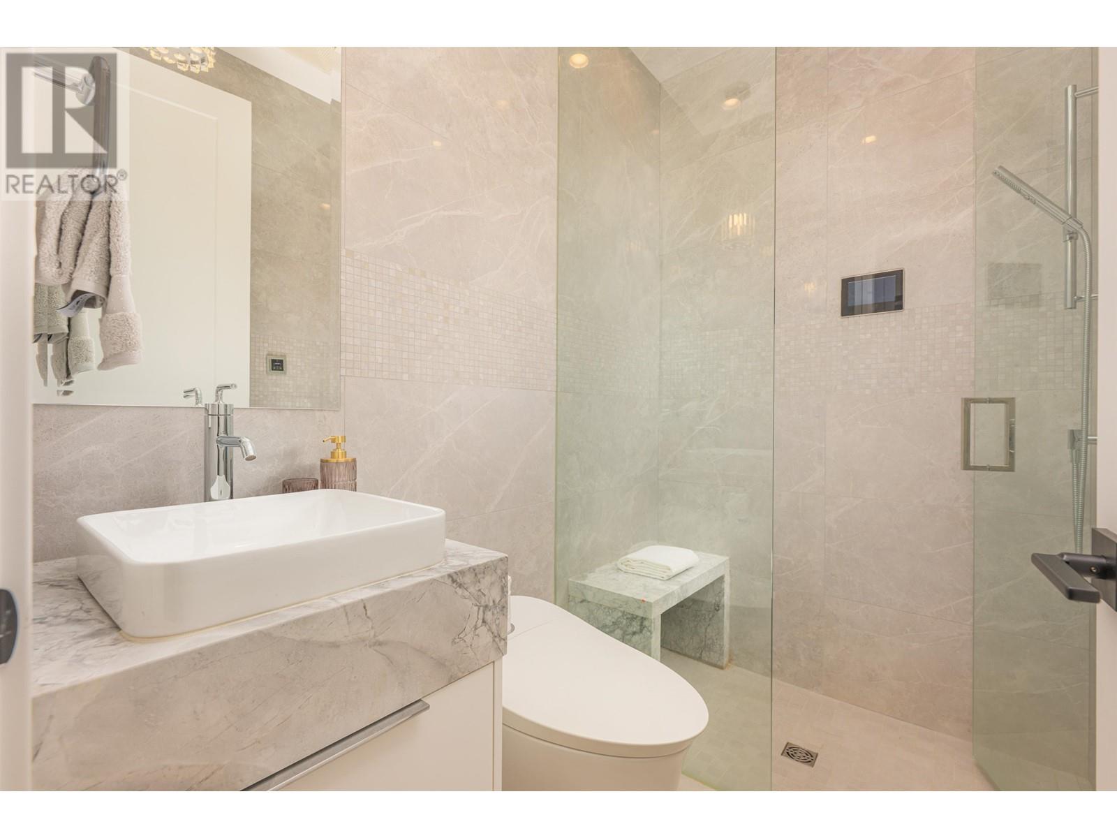 Listing Picture 23 of 40 : 8411 SUNNYWOOD DRIVE, Richmond / 烈治文 - 魯藝地產 Yvonne Lu Group - MLS Medallion Club Member