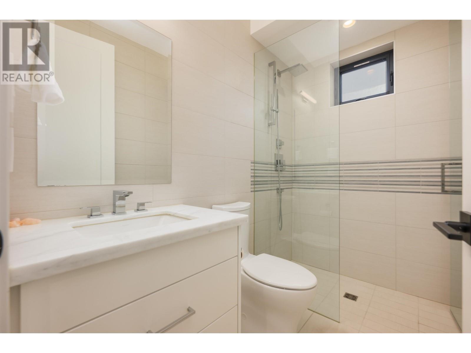 Listing Picture 38 of 40 : 8411 SUNNYWOOD DRIVE, Richmond / 烈治文 - 魯藝地產 Yvonne Lu Group - MLS Medallion Club Member