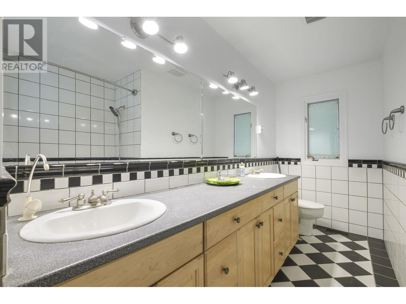 2548 Boswell Avenue, North Vancouver, British Columbia  V7H 1L7 - Photo 20 - R2976253