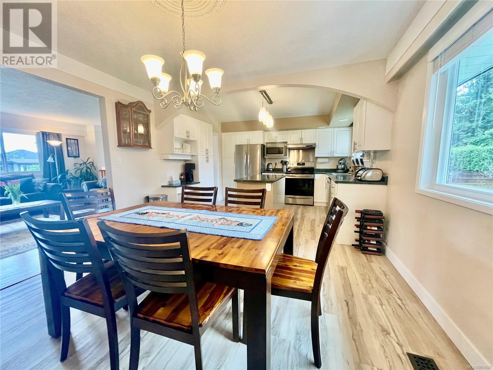 Property at 7278 Chatwell Dr image 5