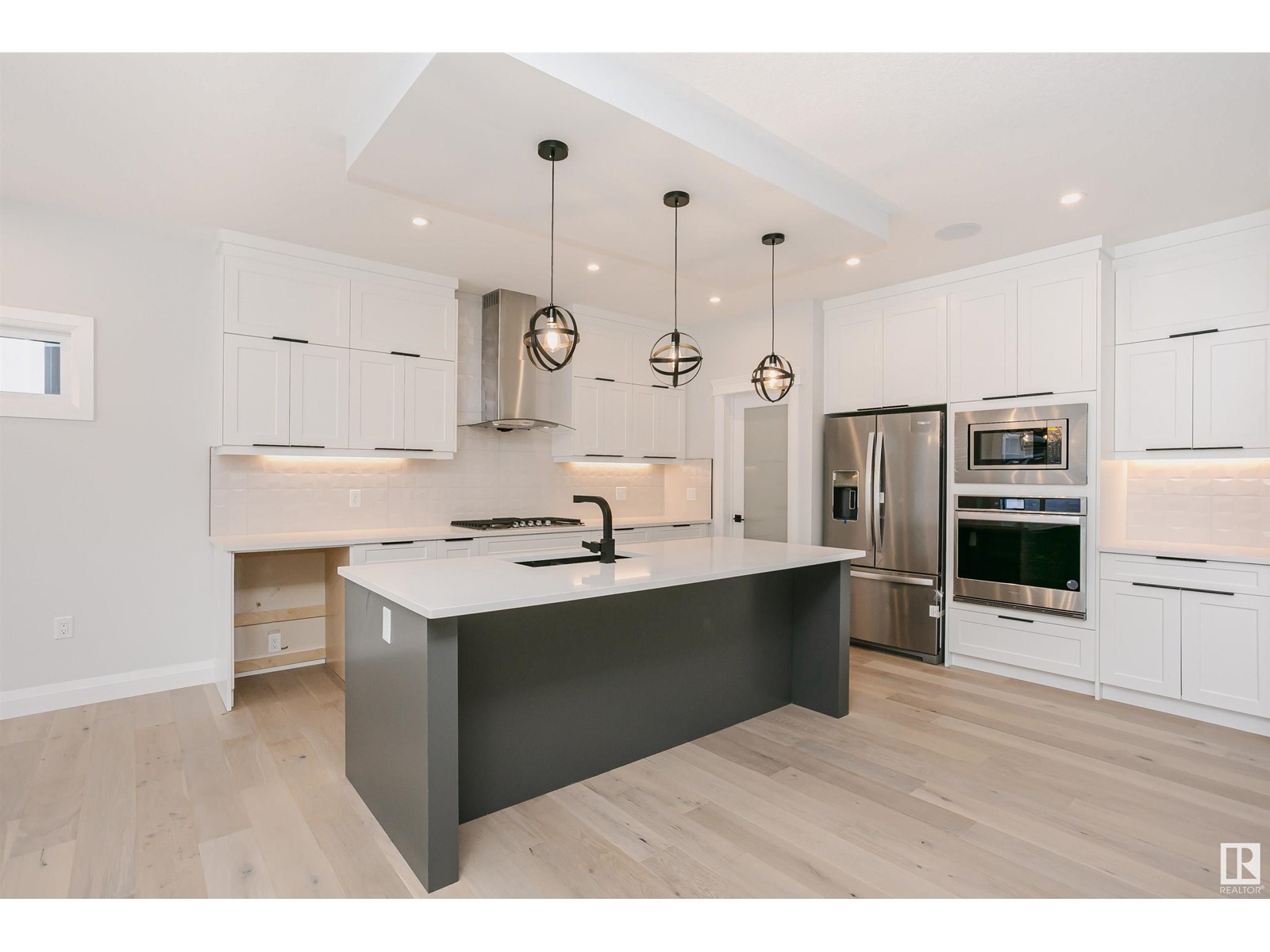 Property at 202 EDGEWATER CI image 4