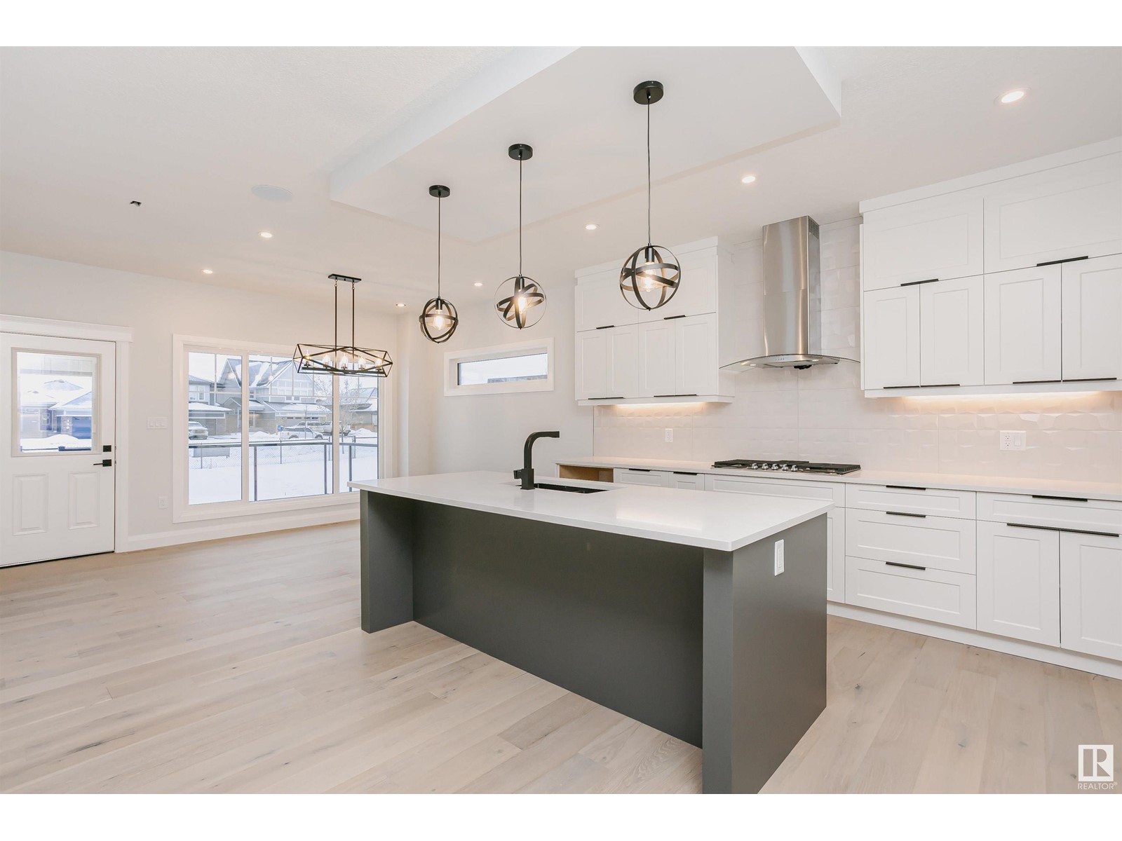 Property at 202 EDGEWATER CI image 2