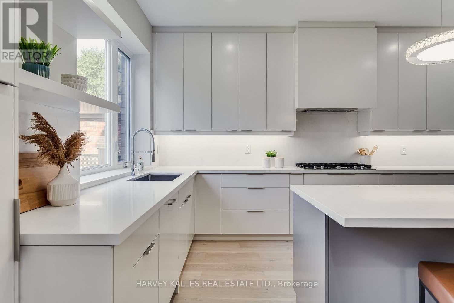 150 Viewmount Avenue, Toronto, Ontario  M6B 1T7 - Photo 12 - C12013049