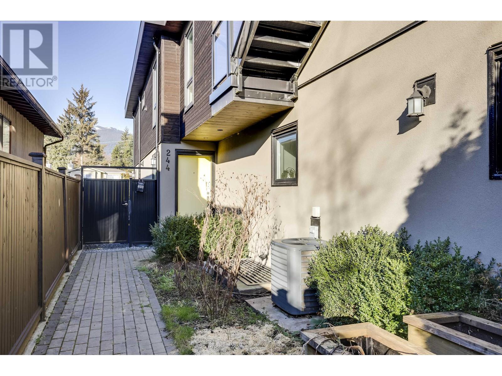 244 W 18th Street, North Vancouver, British Columbia  V5Y 2A7 - Photo 3 - R2962536