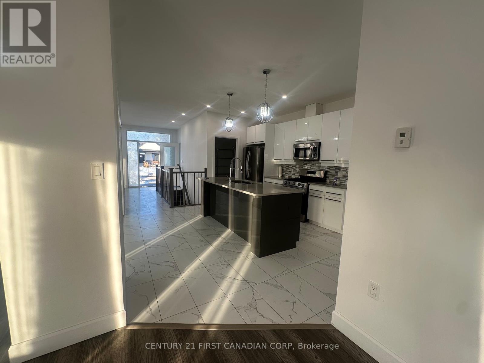 31 Brooklawn Drive, Lambton Shores, Ontario  N0M 1T0 - Photo 11 - X12013224