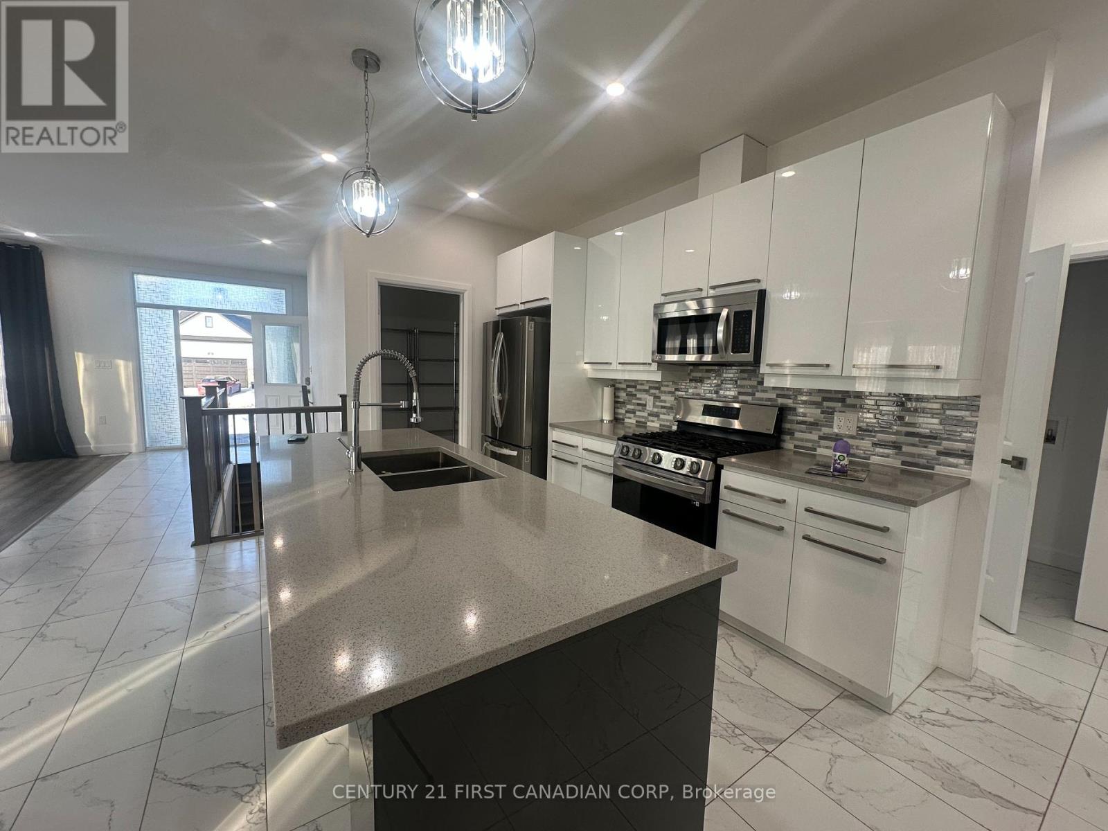 31 Brooklawn Drive, Lambton Shores, Ontario  N0M 1T0 - Photo 12 - X12013224