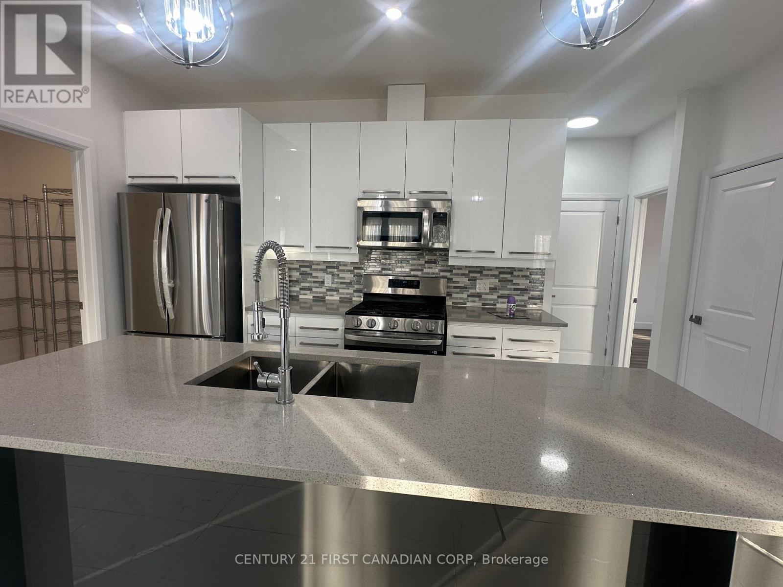 31 Brooklawn Drive, Lambton Shores, Ontario  N0M 1T0 - Photo 15 - X12013224