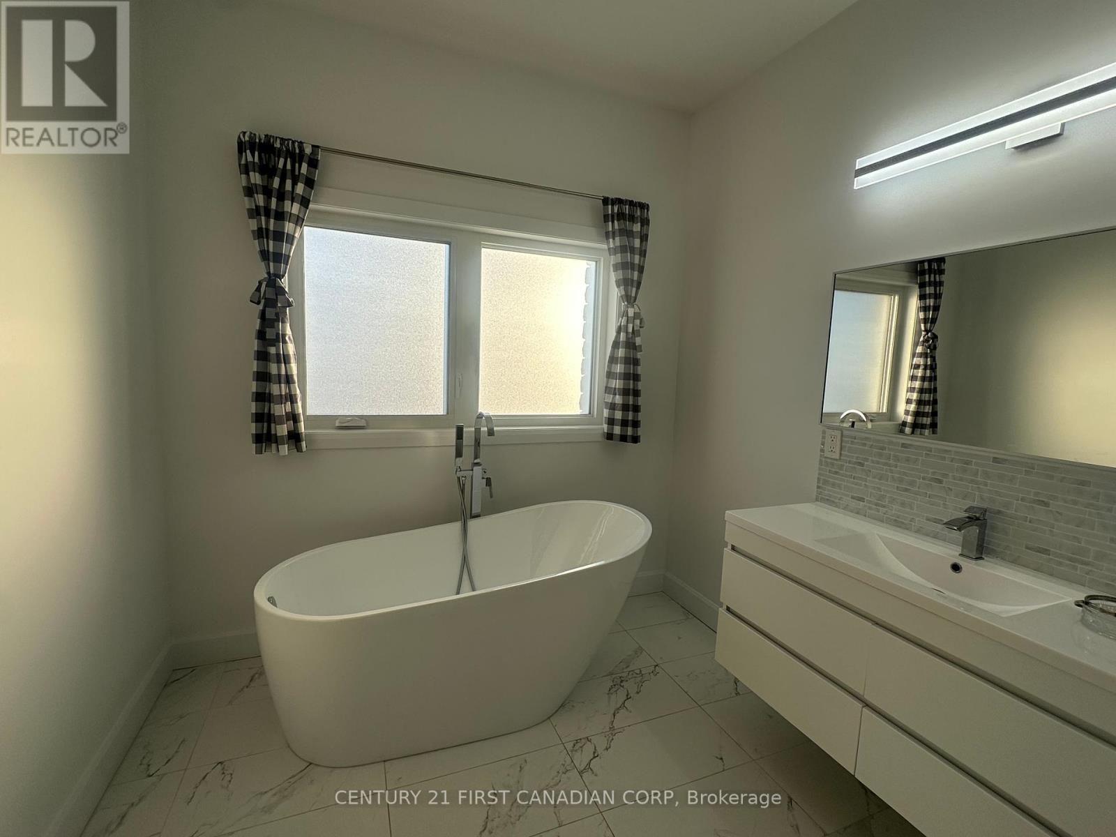 31 Brooklawn Drive, Lambton Shores, Ontario  N0M 1T0 - Photo 23 - X12013224
