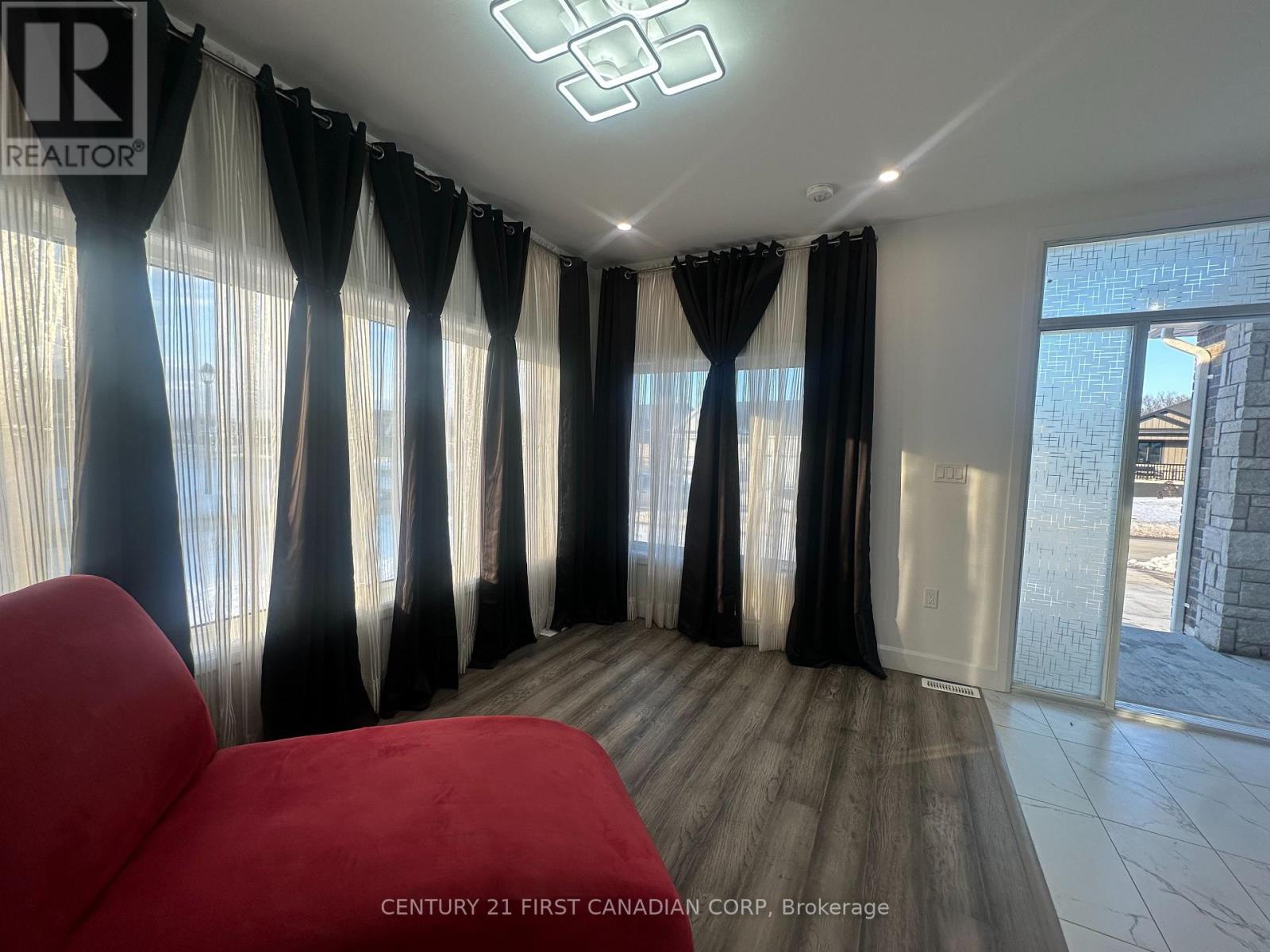 31 Brooklawn Drive, Lambton Shores, Ontario  N0M 1T0 - Photo 6 - X12013224