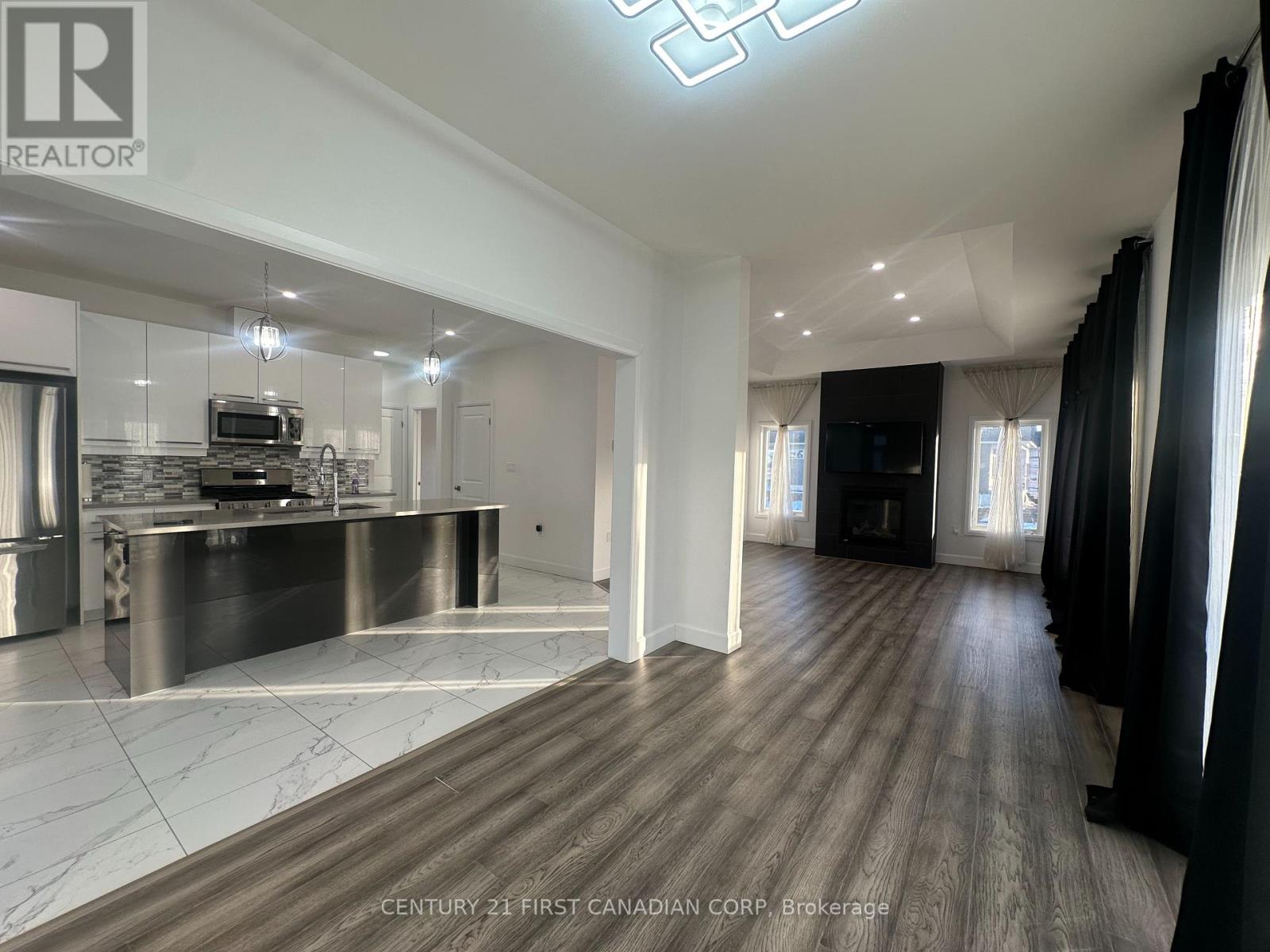 31 Brooklawn Drive, Lambton Shores, Ontario  N0M 1T0 - Photo 7 - X12013224