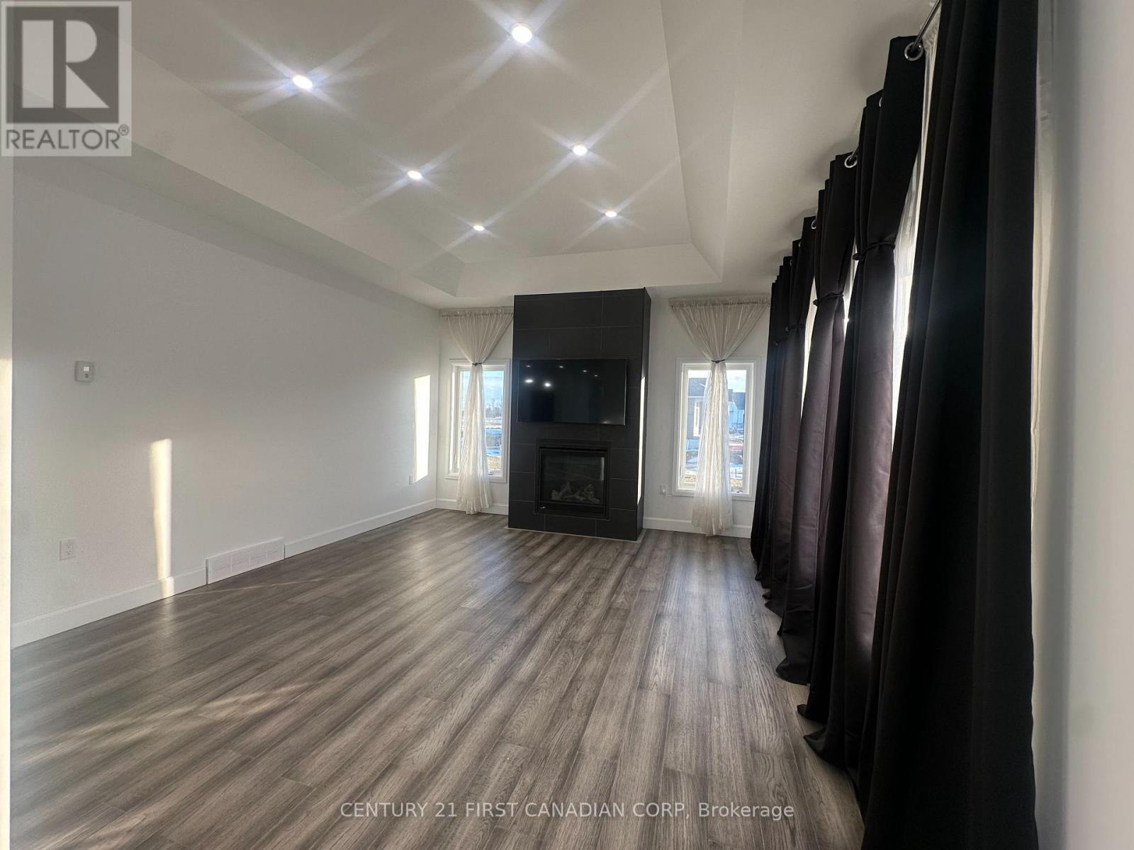 31 Brooklawn Drive, Lambton Shores, Ontario  N0M 1T0 - Photo 8 - X12013224