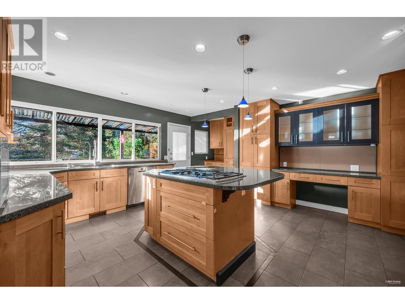 310 Macbeth Crescent, West Vancouver, British Columbia  V7T 1V7 - Photo 8 - R2976424