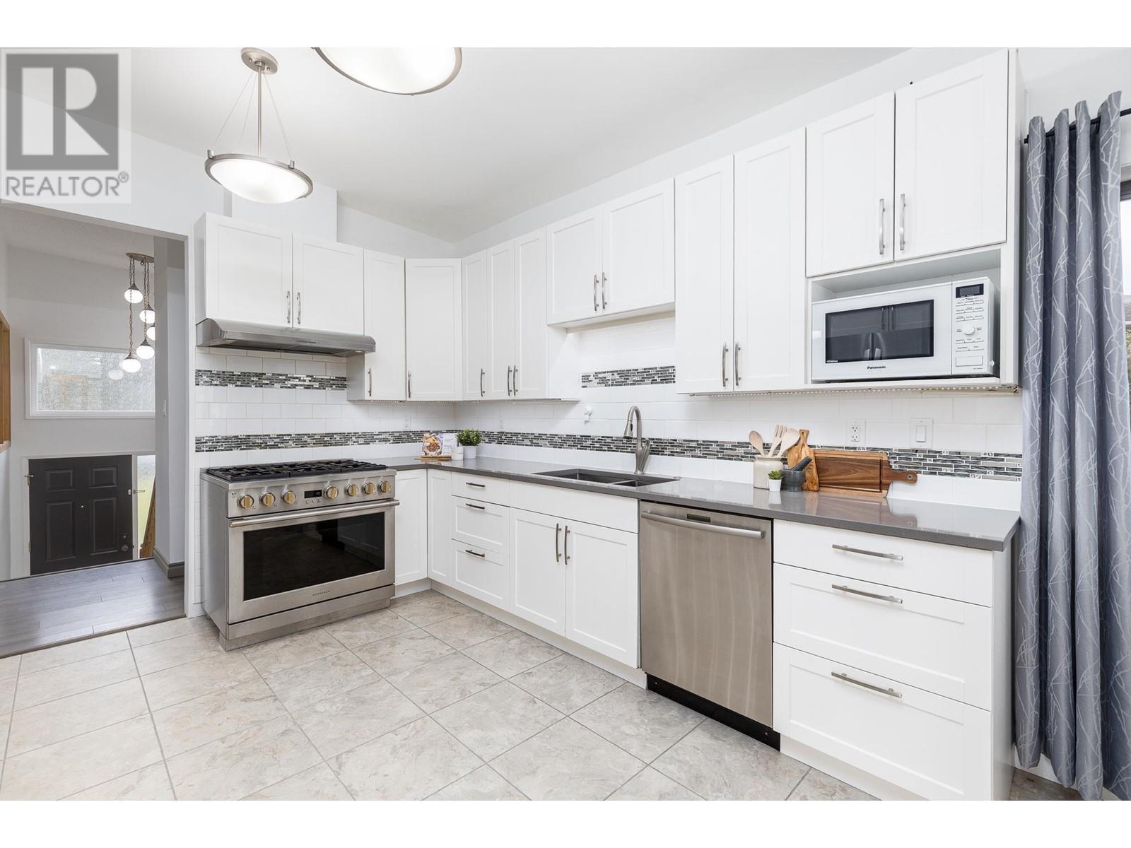 325 Hoult Street, New Westminster, British Columbia  V3L 4X2 - Photo 3 - R2975494