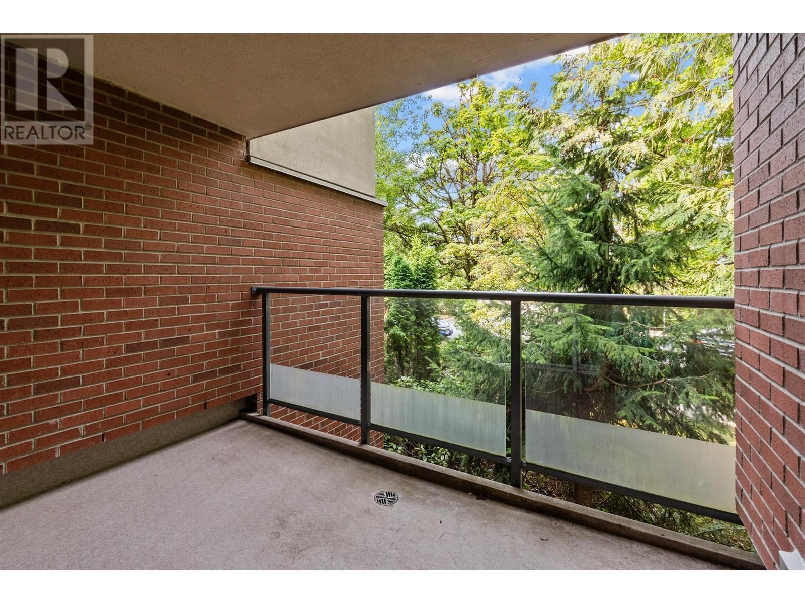 Listing Picture 7 of 20 : 13 7077 BERESFORD STREET, Burnaby / 本拿比 - 魯藝地產 Yvonne Lu Group - MLS Medallion Club Member