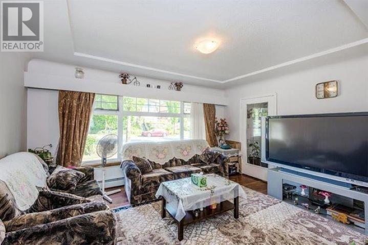 4805 Joyce Street, Vancouver, British Columbia  V5R 4G4 - Photo 2 - R2976249
