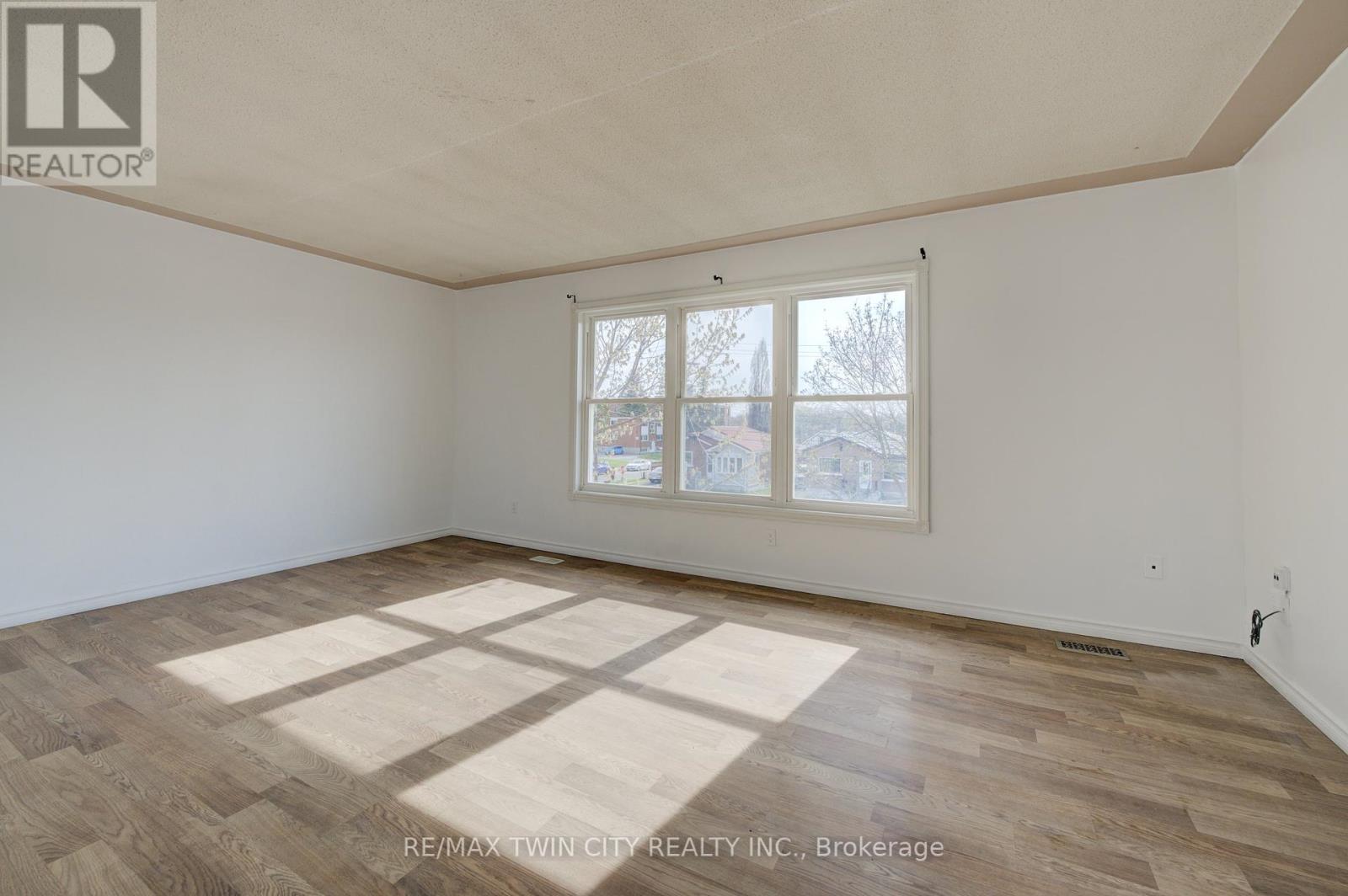 Property at 486 HIGHLAND ROAD E image 4