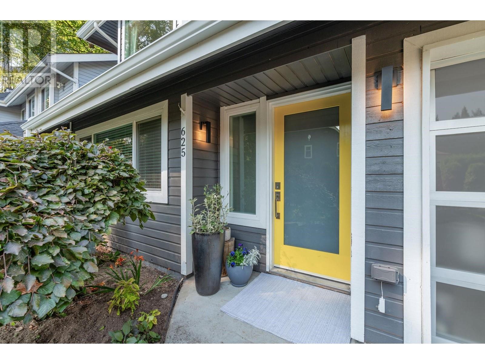 625 Seymour Court, North Vancouver, British Columbia  V7J 3S7 - Photo 2 - R2976588
