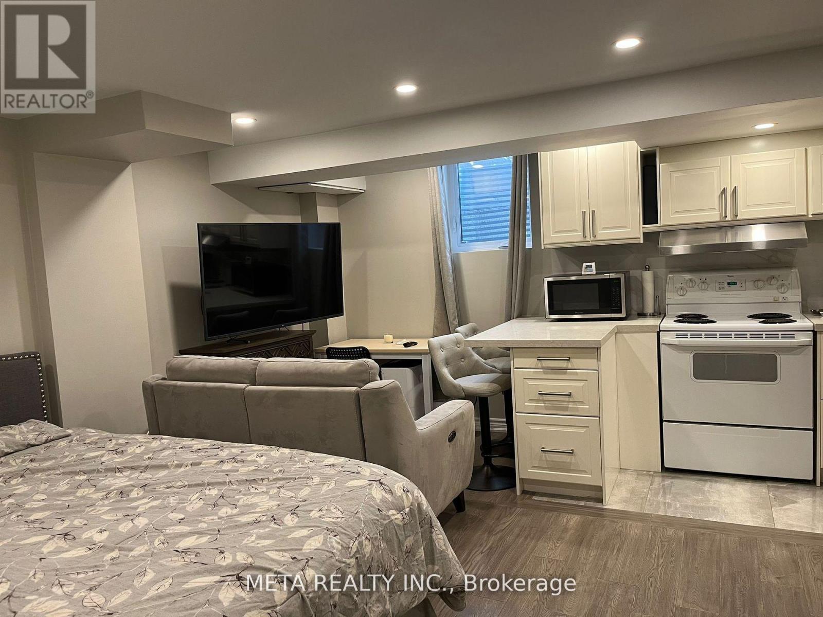 7568 Doverwood Drive, Mississauga, Ontario  L5N 8J3 - Photo 2 - W12013534