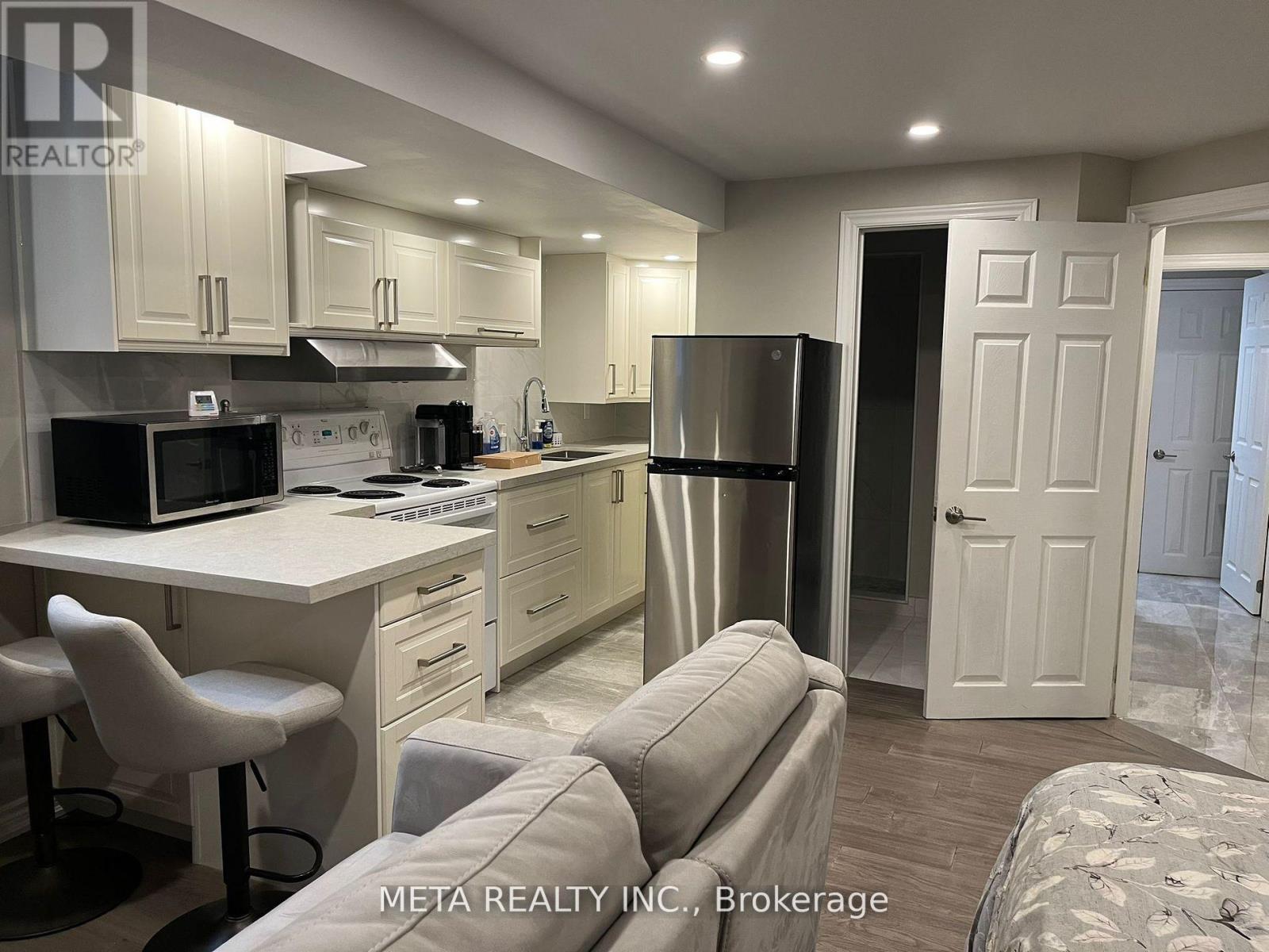 7568 Doverwood Drive, Mississauga, Ontario  L5N 8J3 - Photo 3 - W12013534