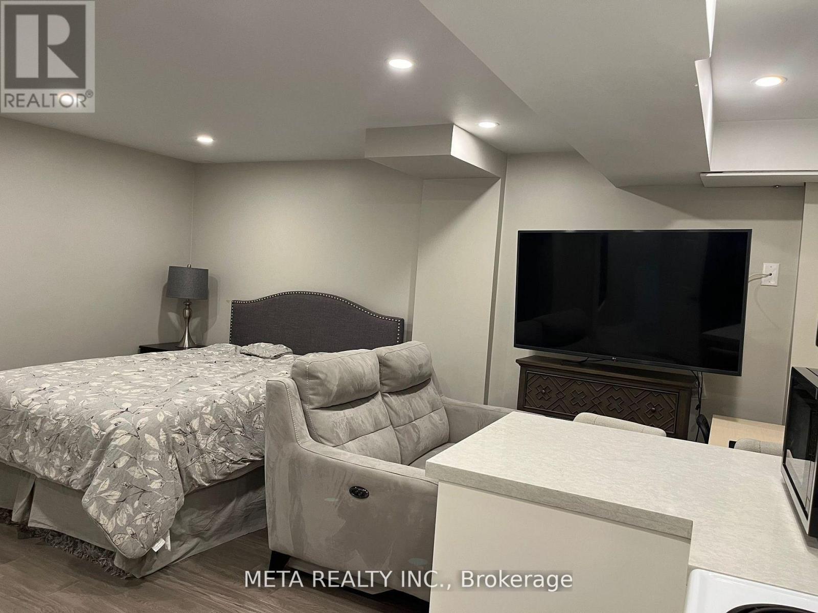 7568 Doverwood Drive, Mississauga, Ontario  L5N 8J3 - Photo 6 - W12013534