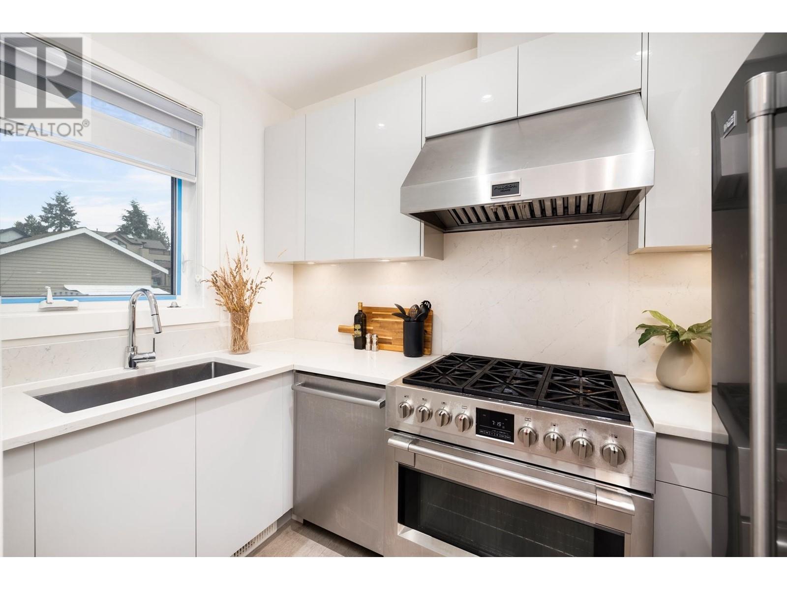 712 E Keith Road, North Vancouver, British Columbia  V7L 1W7 - Photo 12 - R2975797